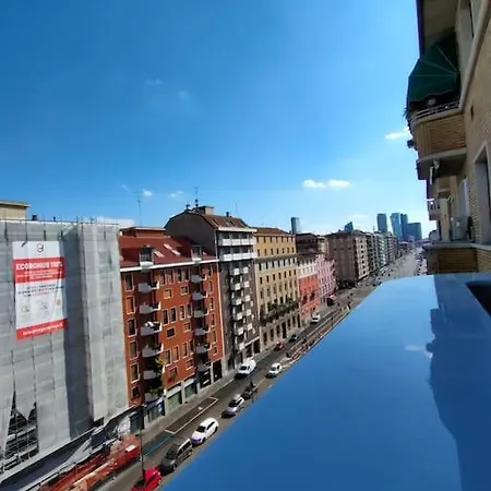 New & Bright Balcony Flat By Station ミラノ