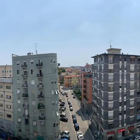 New & Bright Balcony Flat By Station ミラノ
