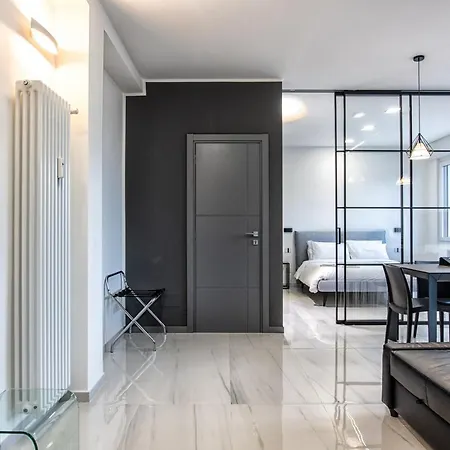 New & Bright Balcony Flat By Station ミラノ