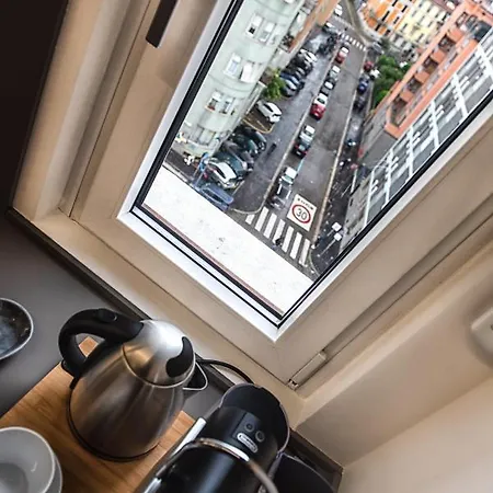 New & Bright Balcony Flat By Station ミラノ