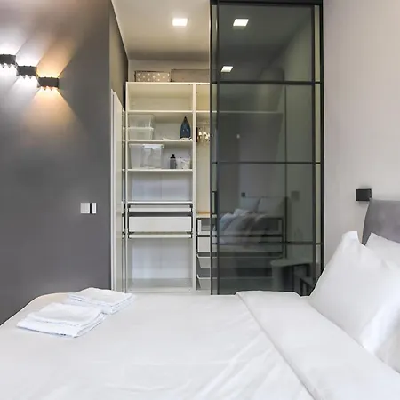 New & Bright Balcony Flat By Station アパート