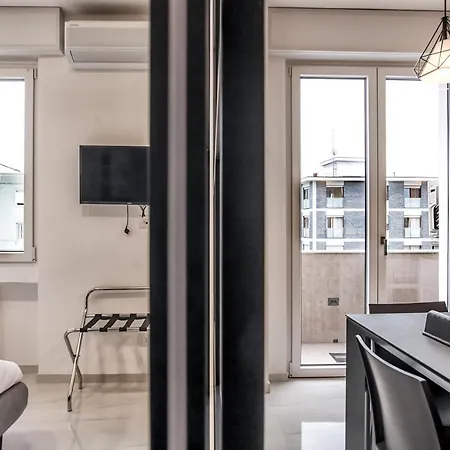 アパート New & Bright Balcony Flat By Station ミラノ