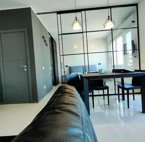 Apartment New & Bright Balcony Flat By Station