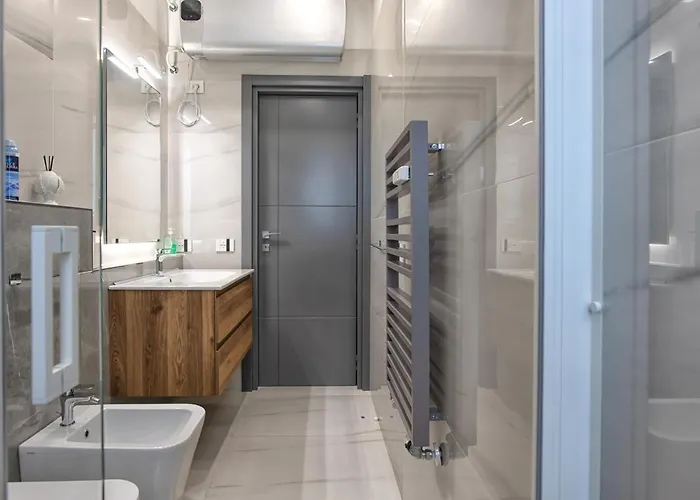 New & Bright Balcony Flat By Station Apartment Mailand