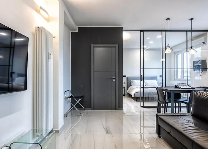 New & Bright Balcony Flat By Station Mailand