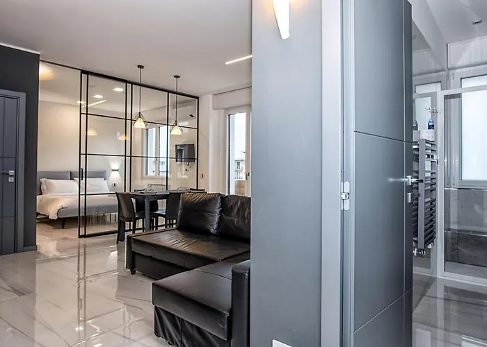 New & Bright Balcony Flat By Station Apartment