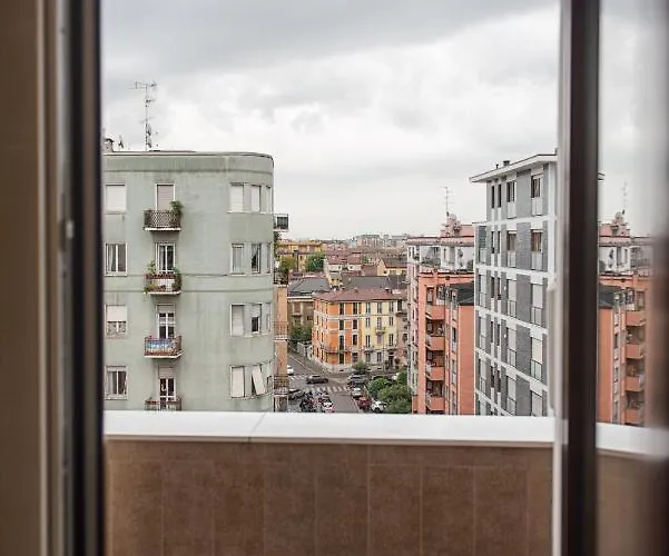 New & Bright Balcony Flat By Station Mailand