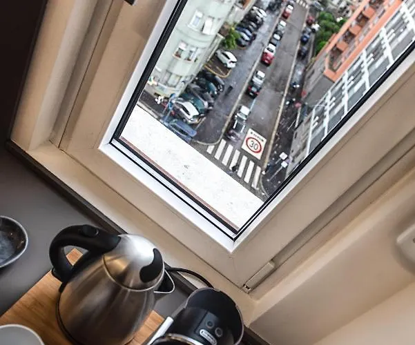New & Bright Balcony Flat By Station Mailand