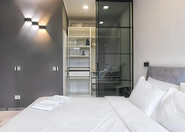 New & Bright Balcony Flat By Station Apartment