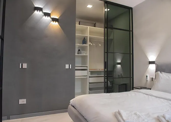 New & Bright Balcony Flat By Station Apartment Mailand