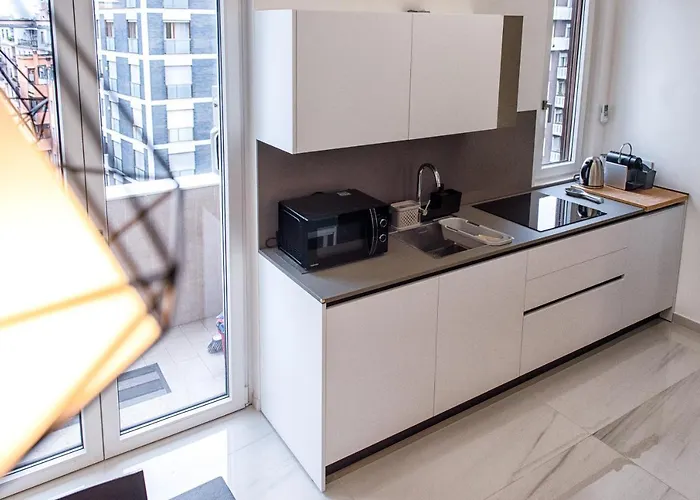 Apartment New & Bright Balcony Flat By Station