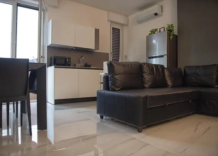 New & Bright Balcony Flat By Station Apartment